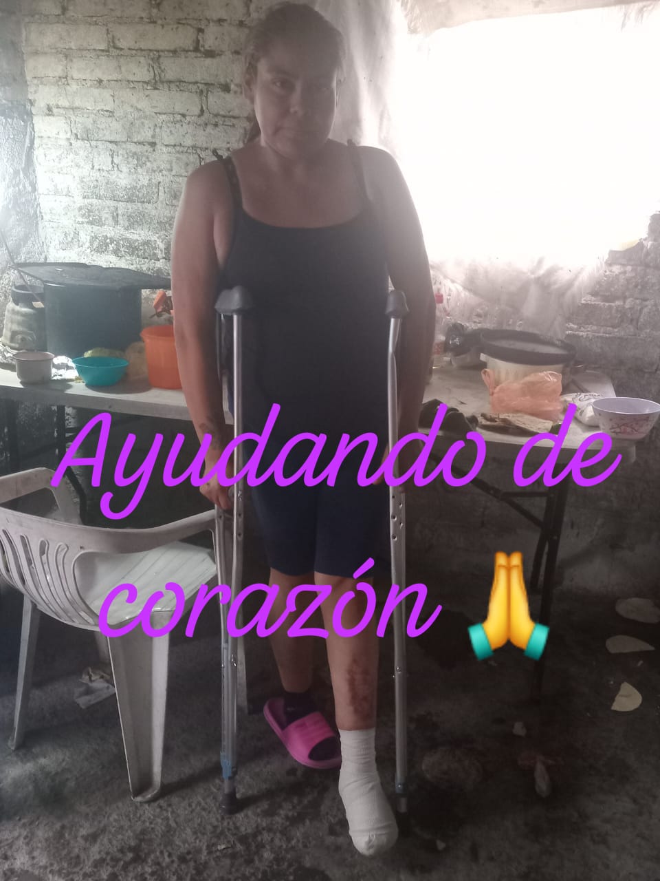 ENTREGANDO MULETAS NUEVAS A LA SRA ALEJANDRA EN COMUNIDAD DEL POZO DE AROSTEGUI, VALLE DE SANTIAGO.