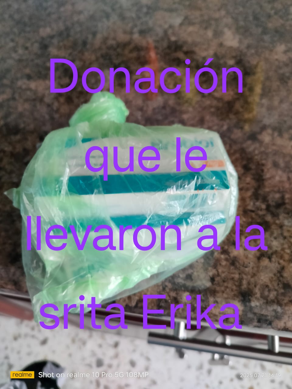 GRACIAS A LA SEÑORITA ERIKA QUE RECIBIO LA DONACION DE LA SEÑORA LUPITA ROJAS.