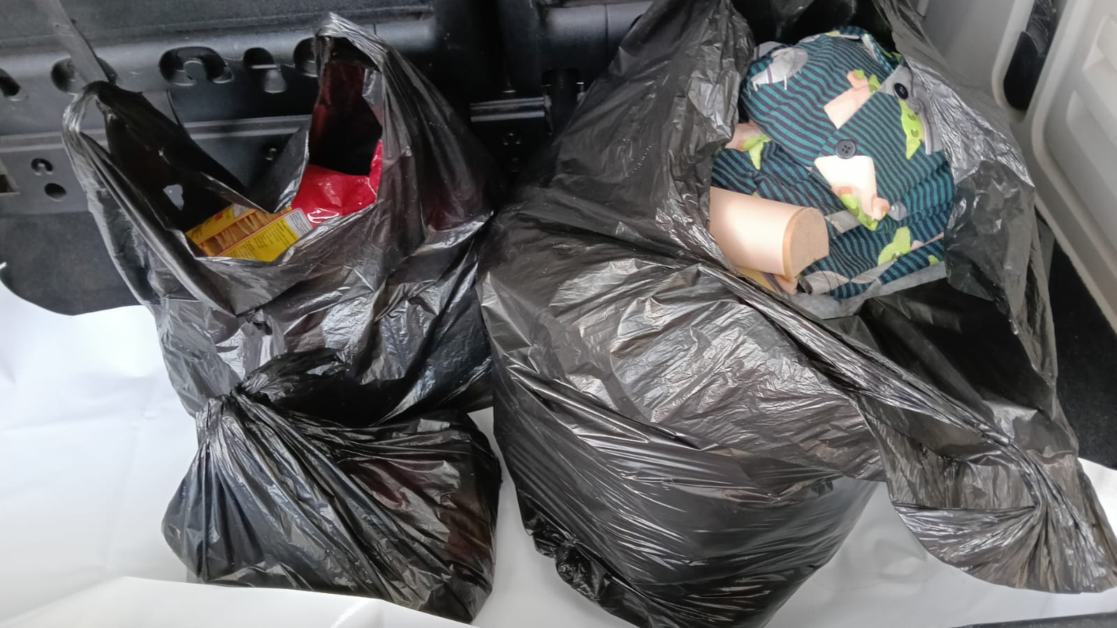 CRISSAN SALAMANCA LUCHANDO POR RECOLECTAR ROPA Y DESPENSA PARA FAMILIA ARIAS CASTRO.