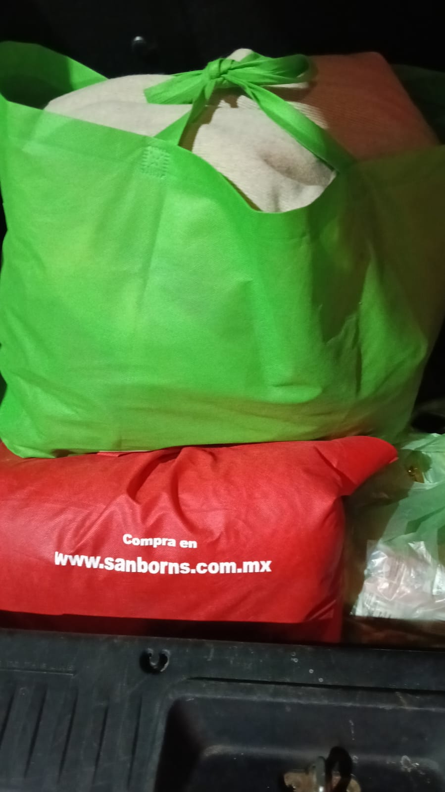 CRISSAN SEDE SALAMANCA RECIBIENDO UNA PEQUEÑA DONACION DE ROPA.