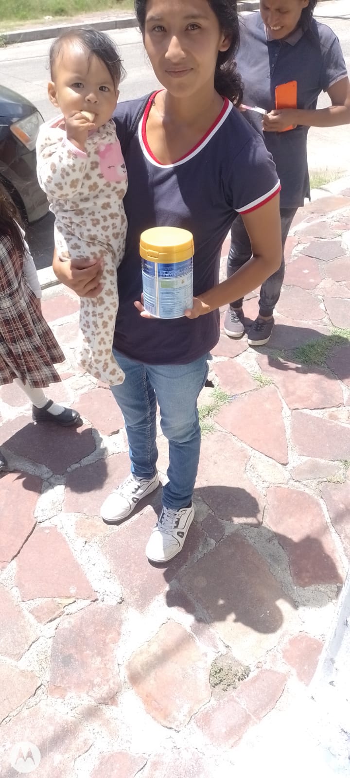 ENTREGA DE LECHE PARA BEBES RECIEN NACIDOS Y DE DIVERSAS ETAPAS EN CRISSAN YURIRIA.