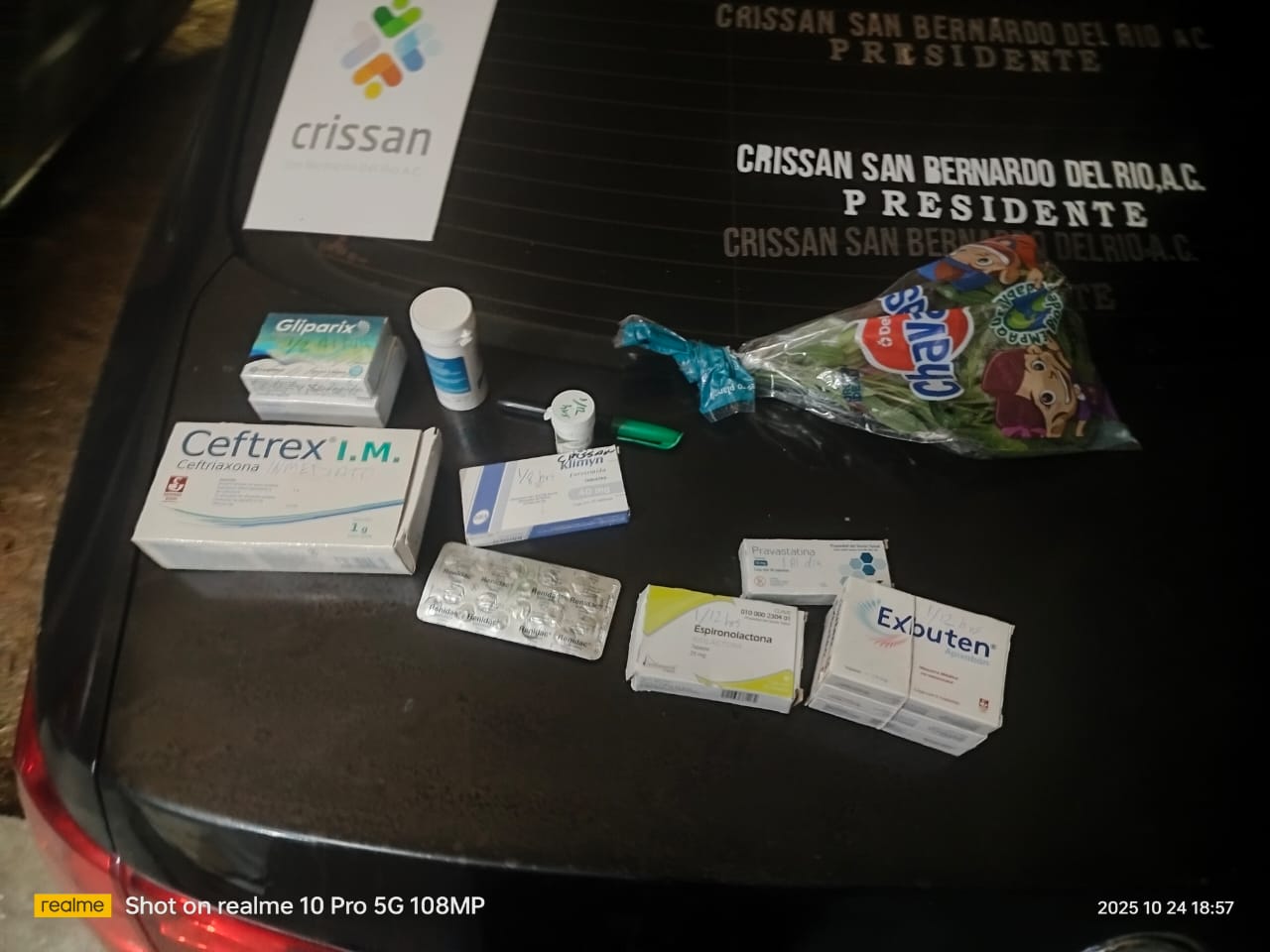 ATENDIENDO A PERSONAS QUE VIENE A RECIBIR AYUDA EN EMERGENCIA EN LA NOCHE.