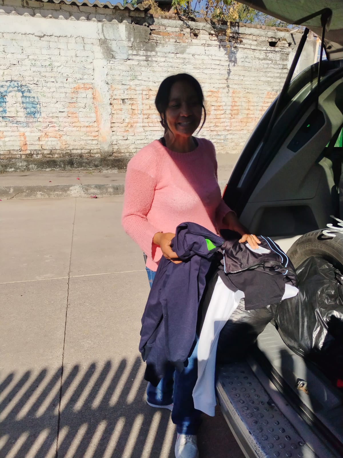 BRIGADA EN JARAL DEL PROGRESO, ENTREGANDO ROPA Y CALZADO. CRISSAN JARAL MAS FUERTE QUE NUNCA.