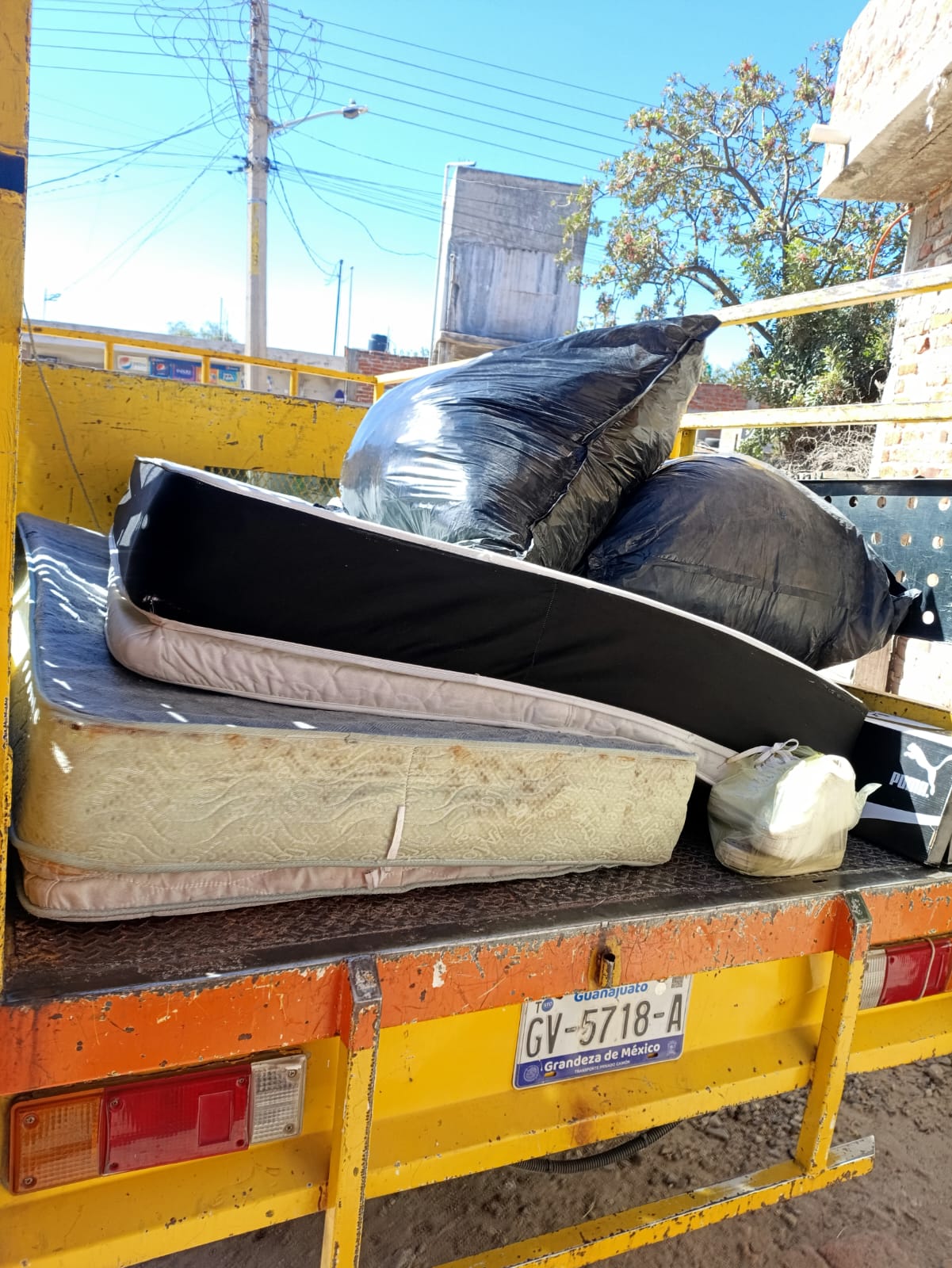 CRISSAN SAN BERNARDO DEL RIO,A.C. SEDE SALAMANCA ENTREGANDO COLCHONES.