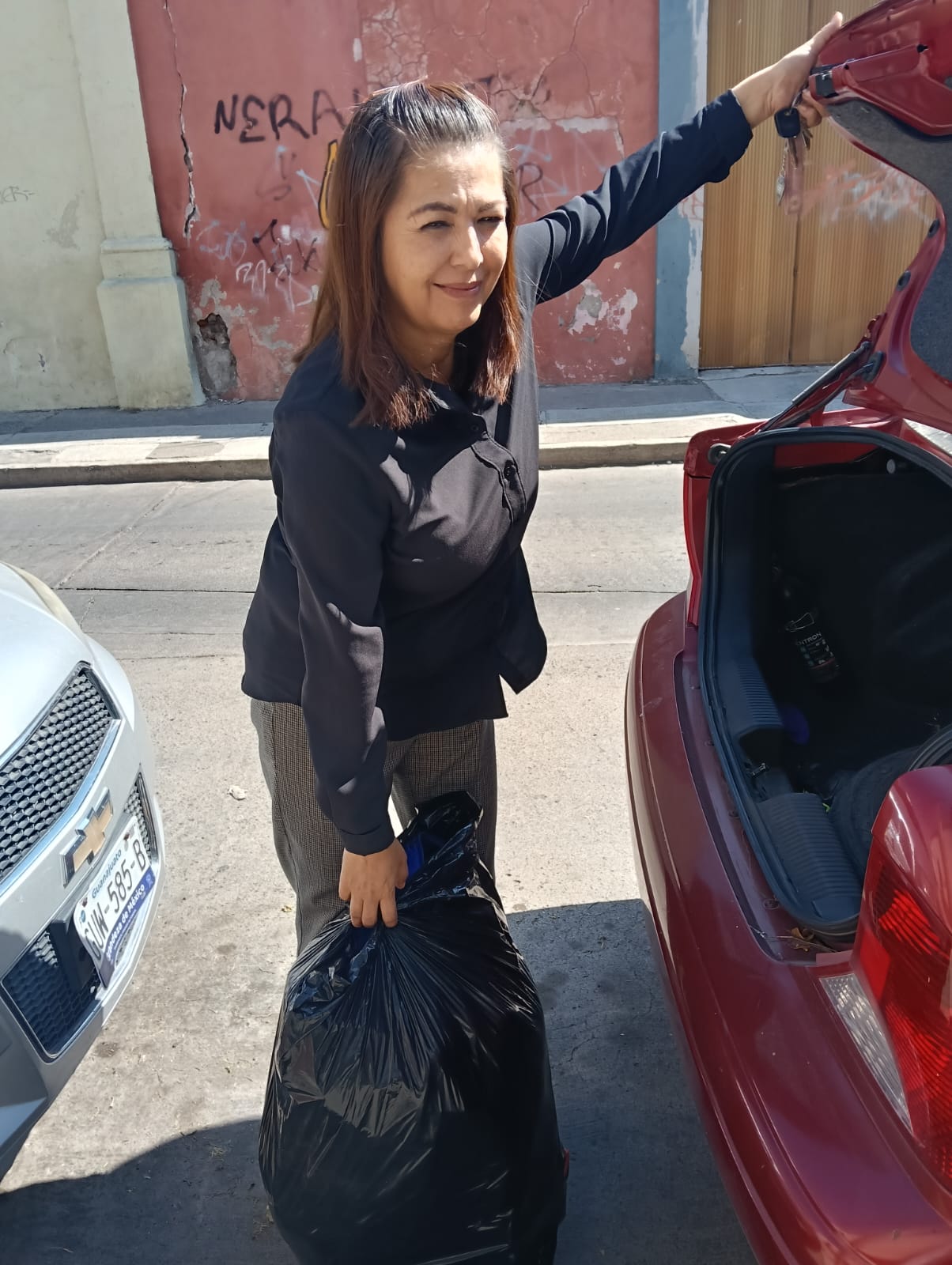 SEDE CRISSAN VALLE DE SANTIAGO RECIBE MEDIANTE DONANTE ANONIMA ROPA.