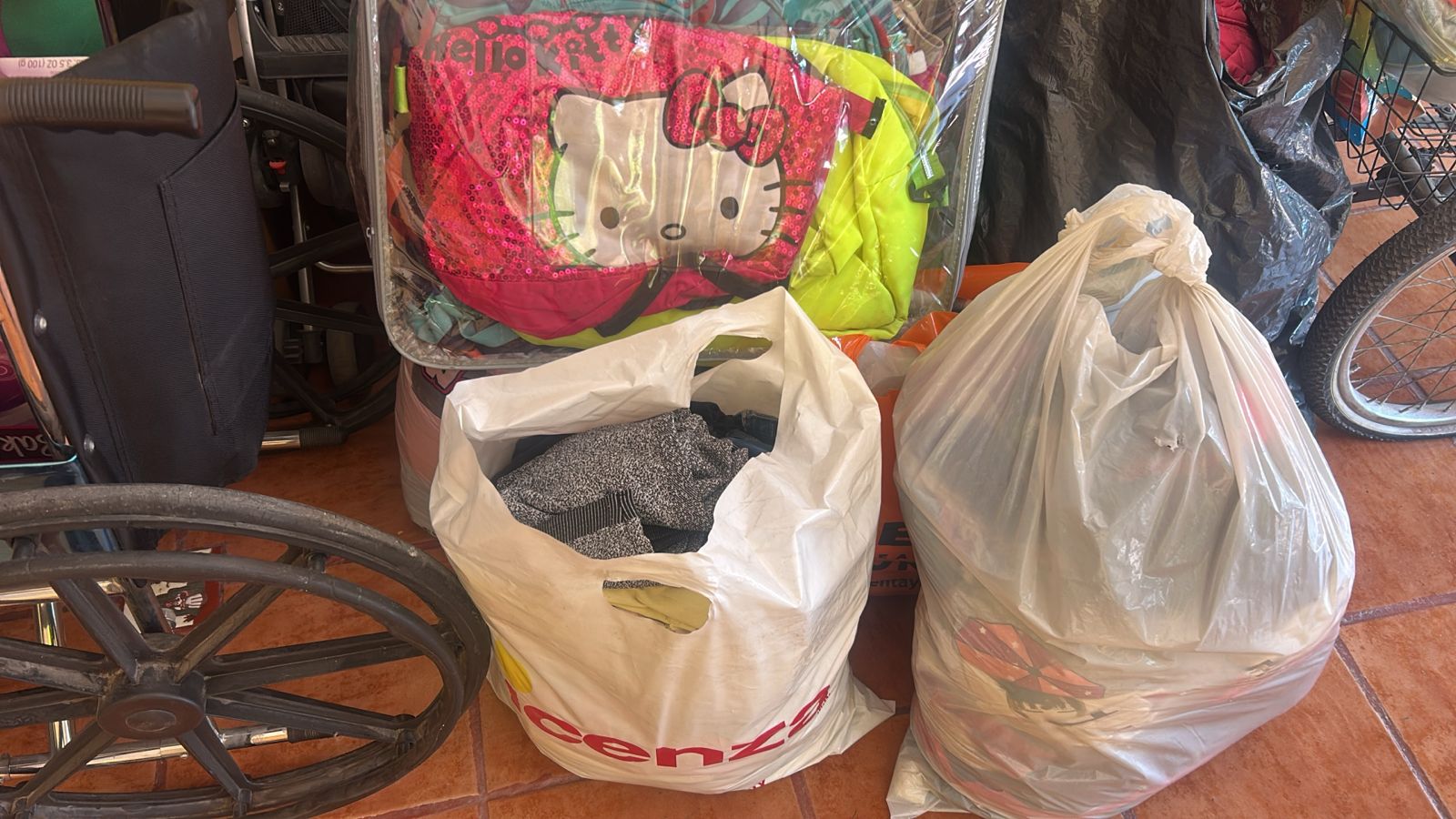 CRISSAN SALAMANCA RECIBIENDO DONACION DE FAMILIA MARTINEZ BRIZUELA.