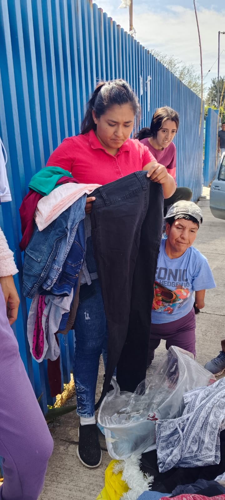 BRIGADA DE JARAL DEL PROGESO NUEVAMENTE DANDO MAS ROPA Y MEDICINA.