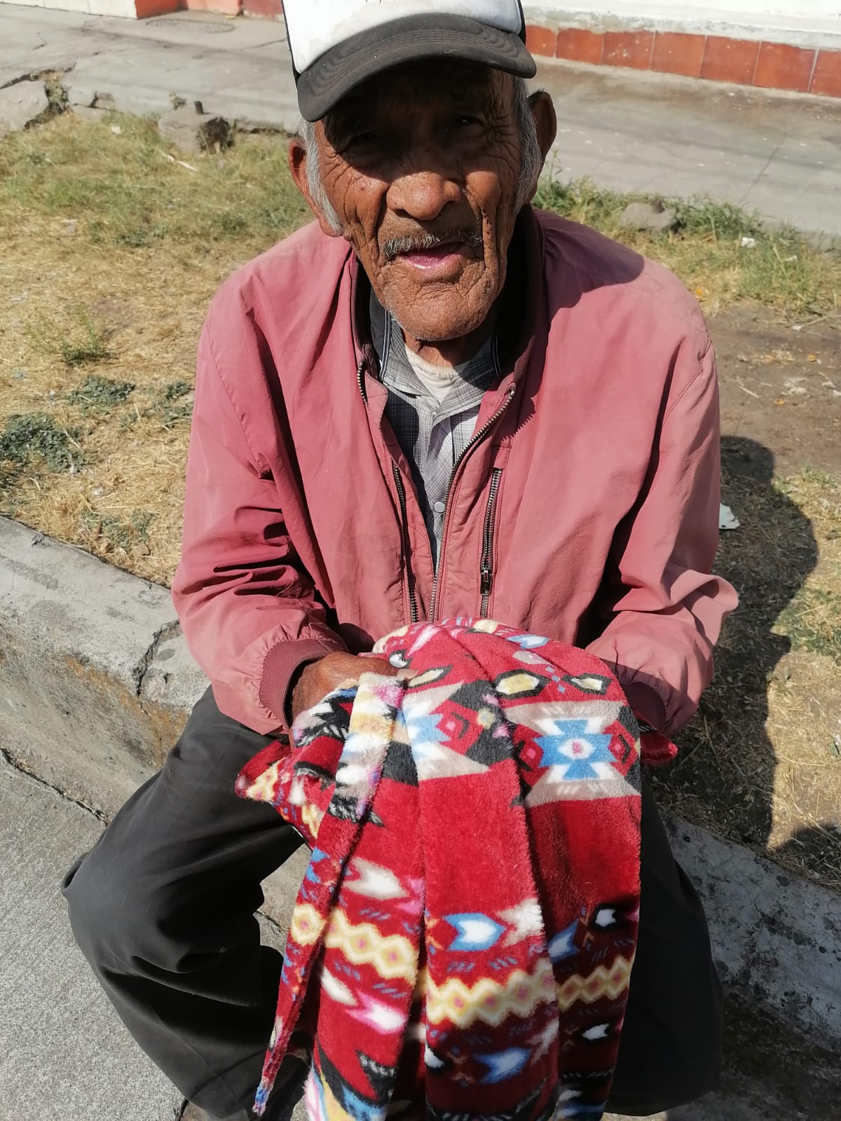 ENTREGANDO FRAZADAS EN VALLE DE SANTIAGO.