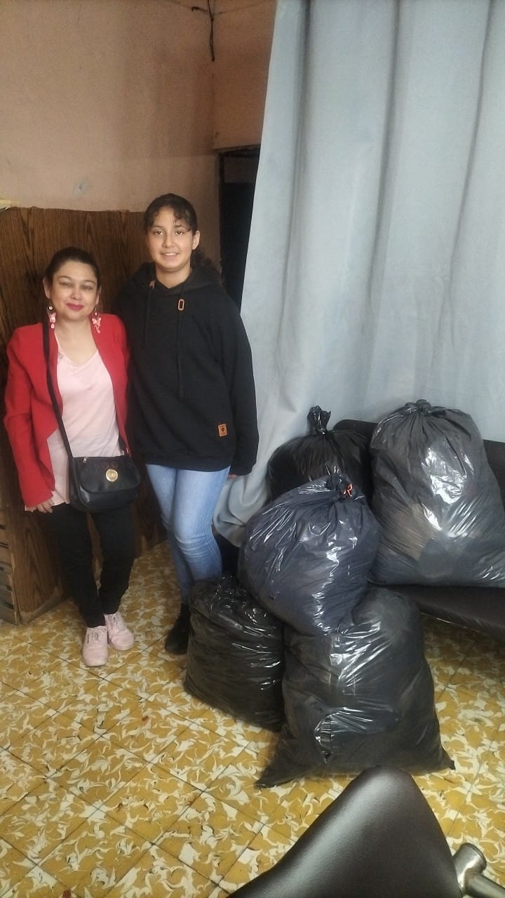 MUCHAS GRACIAS A LA SRITA ANA KAREN QUE NOS APOYO CON ESTA DONACION DE ROPA.