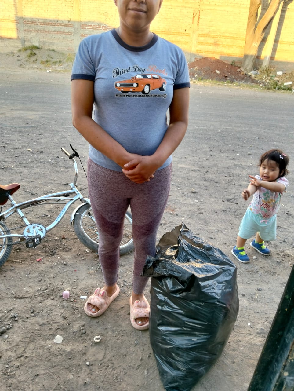 ENTREGANDO AYUDA EN COLONIA LA LOMA, VALLE DE SANTIAGO.