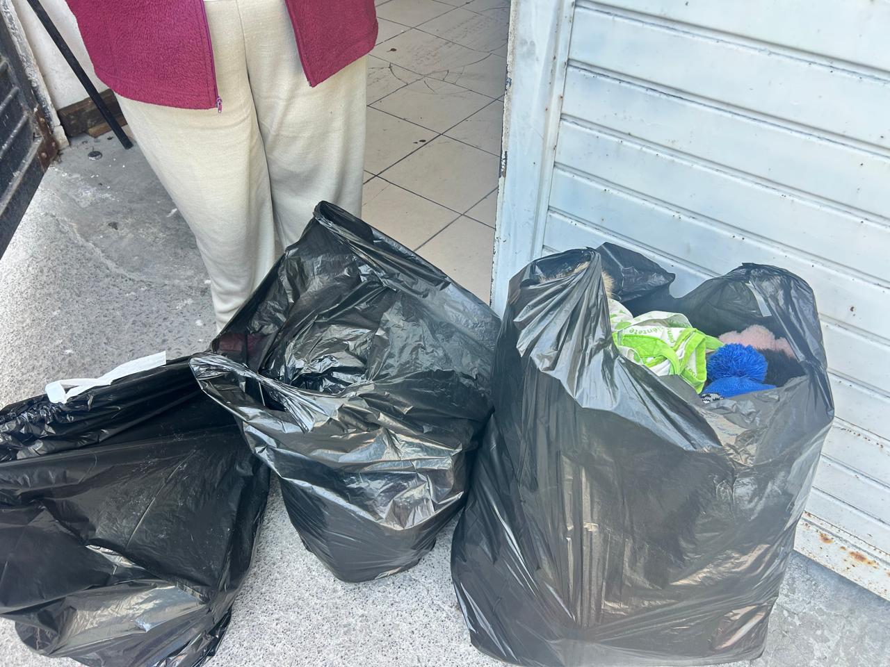 CRISSAN SALAMANCA DONANDO ROPA A LA GENTE DE BAJOS RECURSOS.
