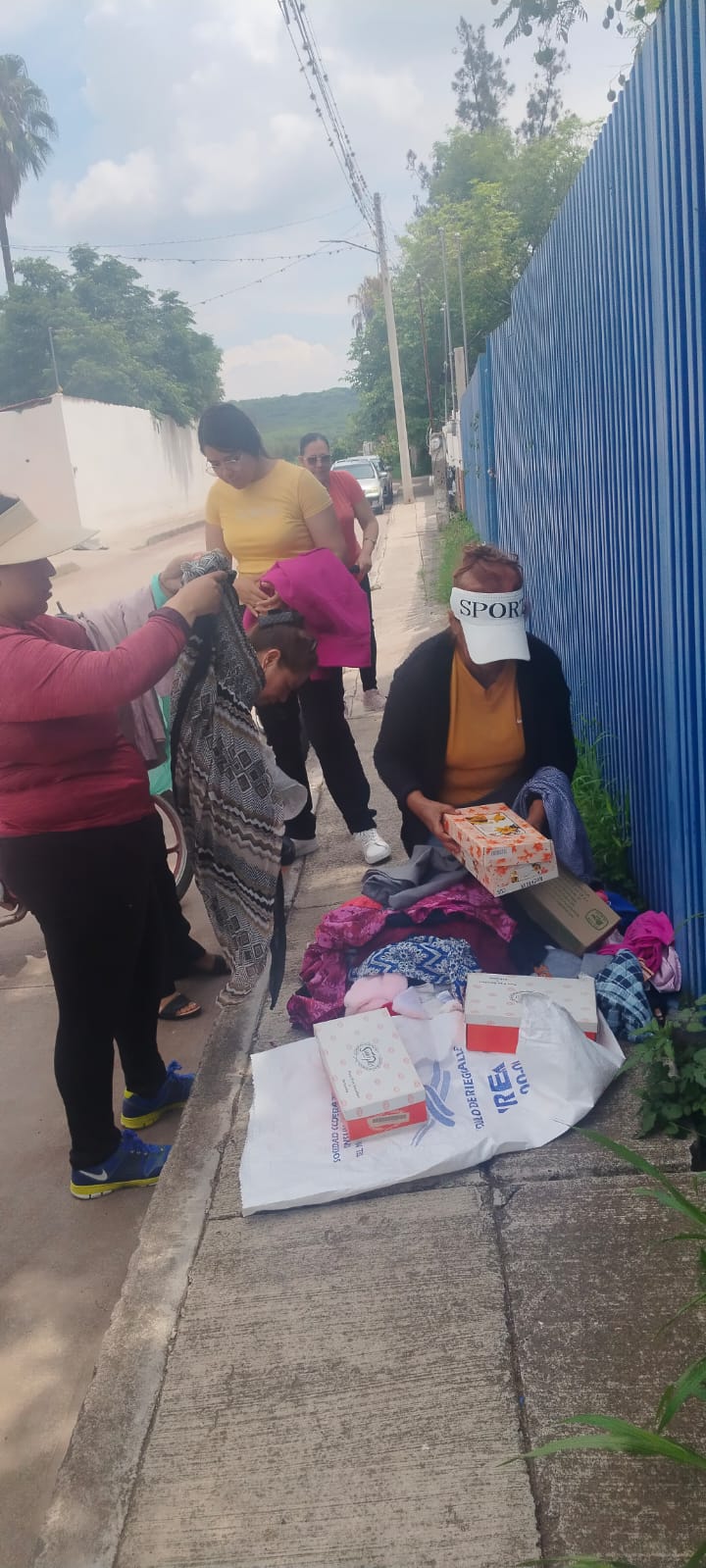ENTREGANDO AYUDA EN COMUNIDADES DE JARAL DEL PROGRESO.