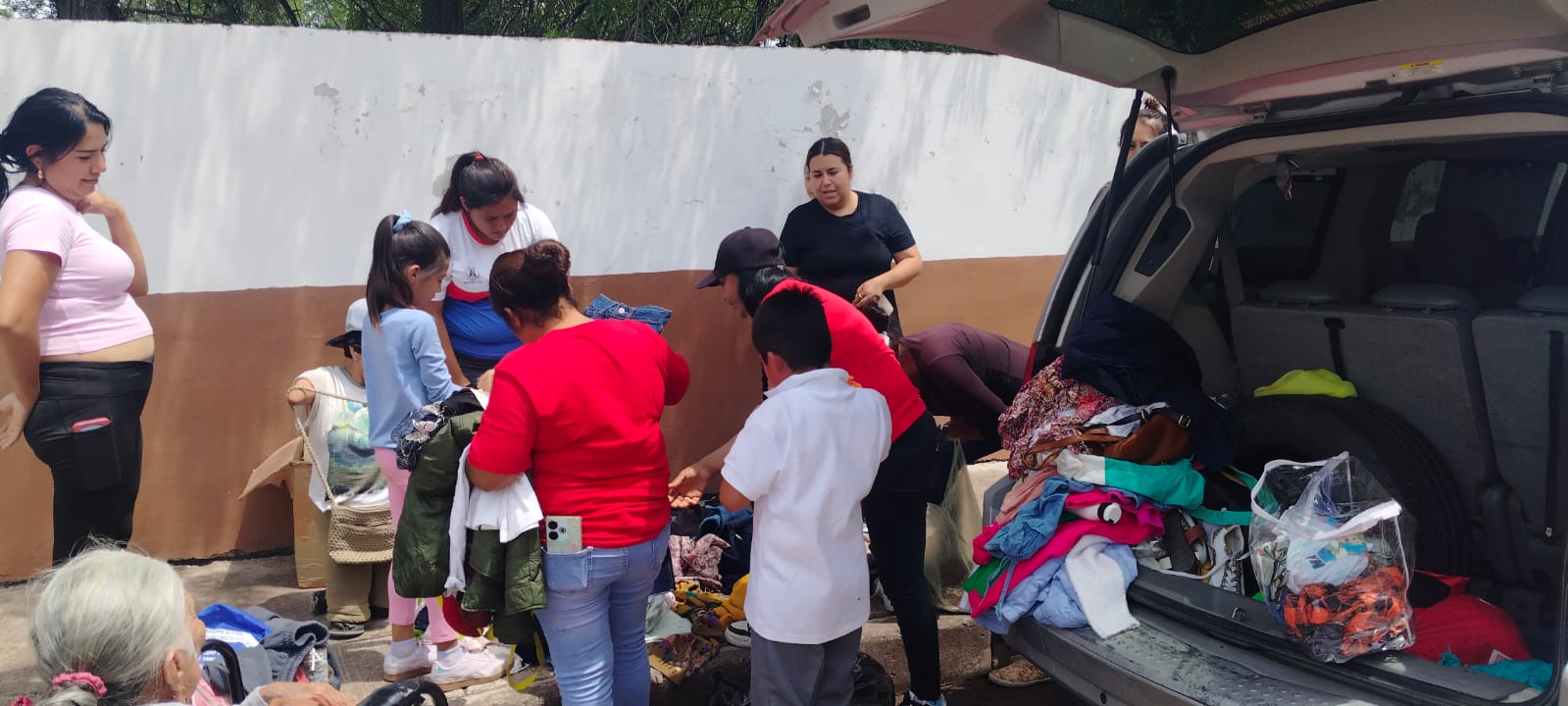 EXITOSA LA BRIGADA DE JARAL DEL PROGRESO, CRISSAN AYUDANDO DE CORAZON.